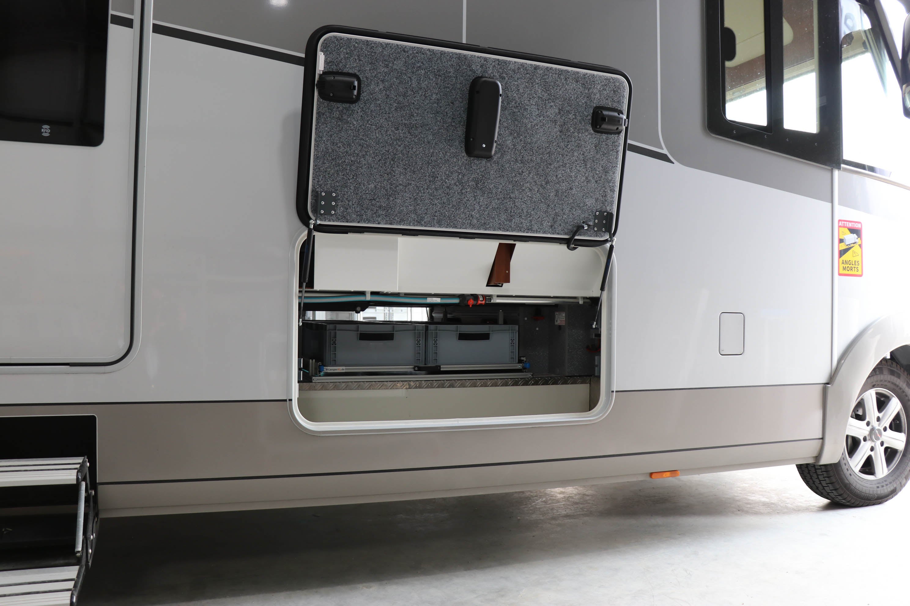 Raised floor pull-out 800mm x 600mm