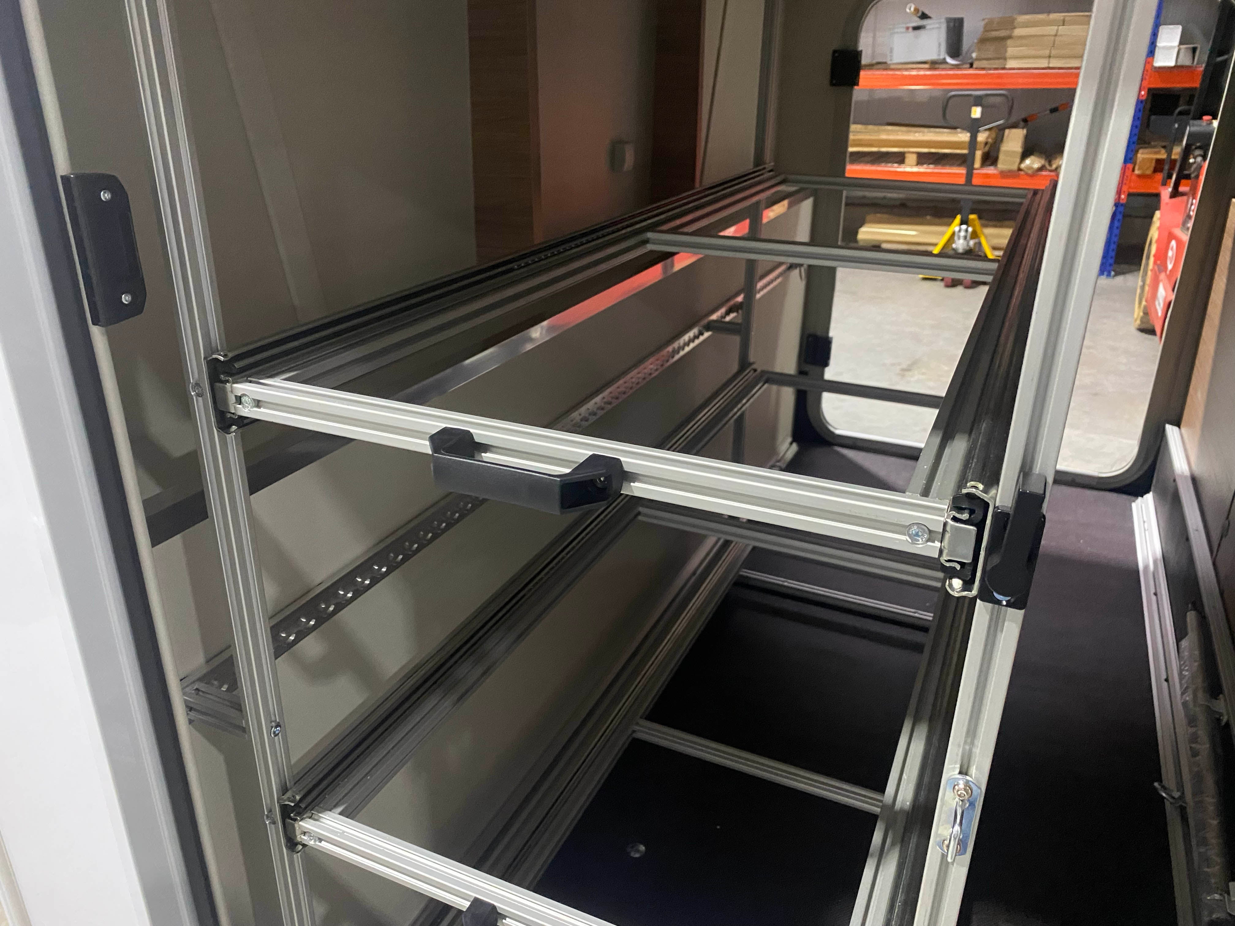 Detailansicht der Führungsschienen eines Wohnmobilregals mit 3 Ebenen für Euroboxen