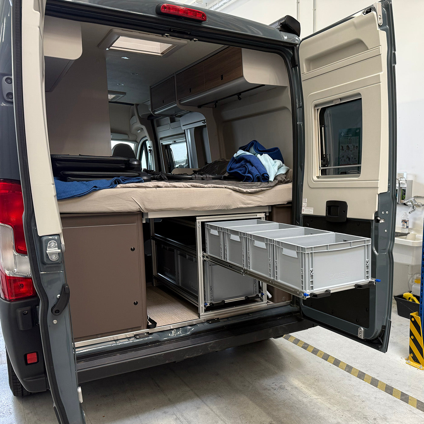 Camping-Heckauszug im Bürstner Campeo mit organisiertem Stauraum.