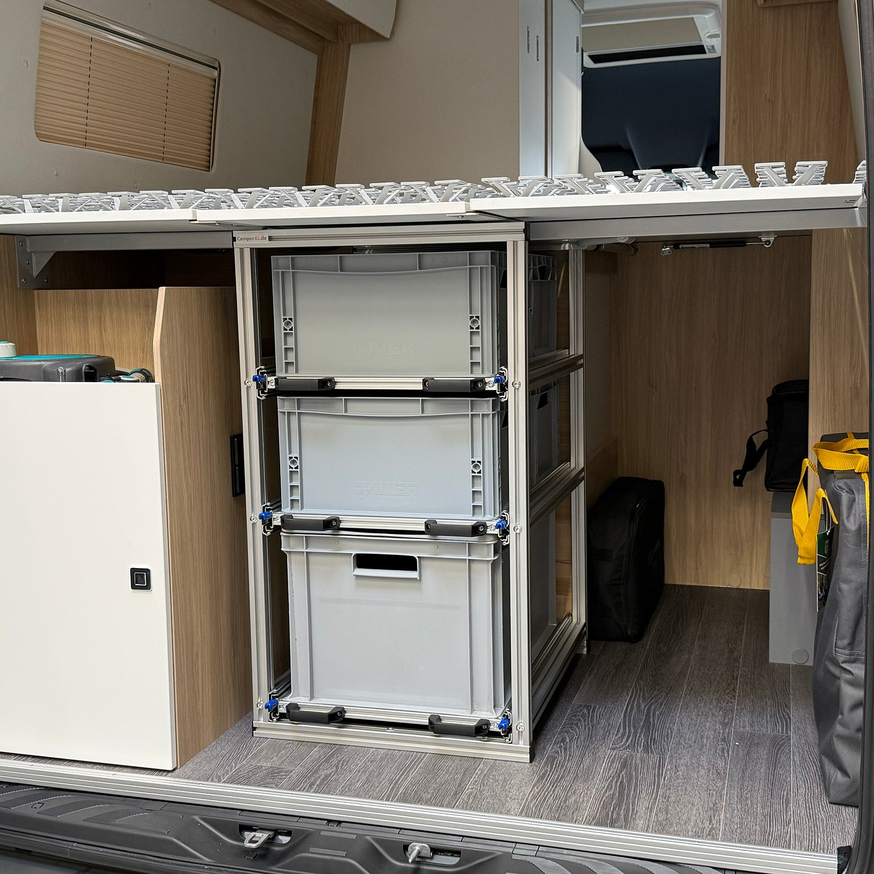 Technischer Heckauszug mit drei Ebenen und Eurobox-Aufnahme, unten 320 mm, darüber zwei Ebenen mit 220-mm-Boxen, 600 mm Auszugtiefe.