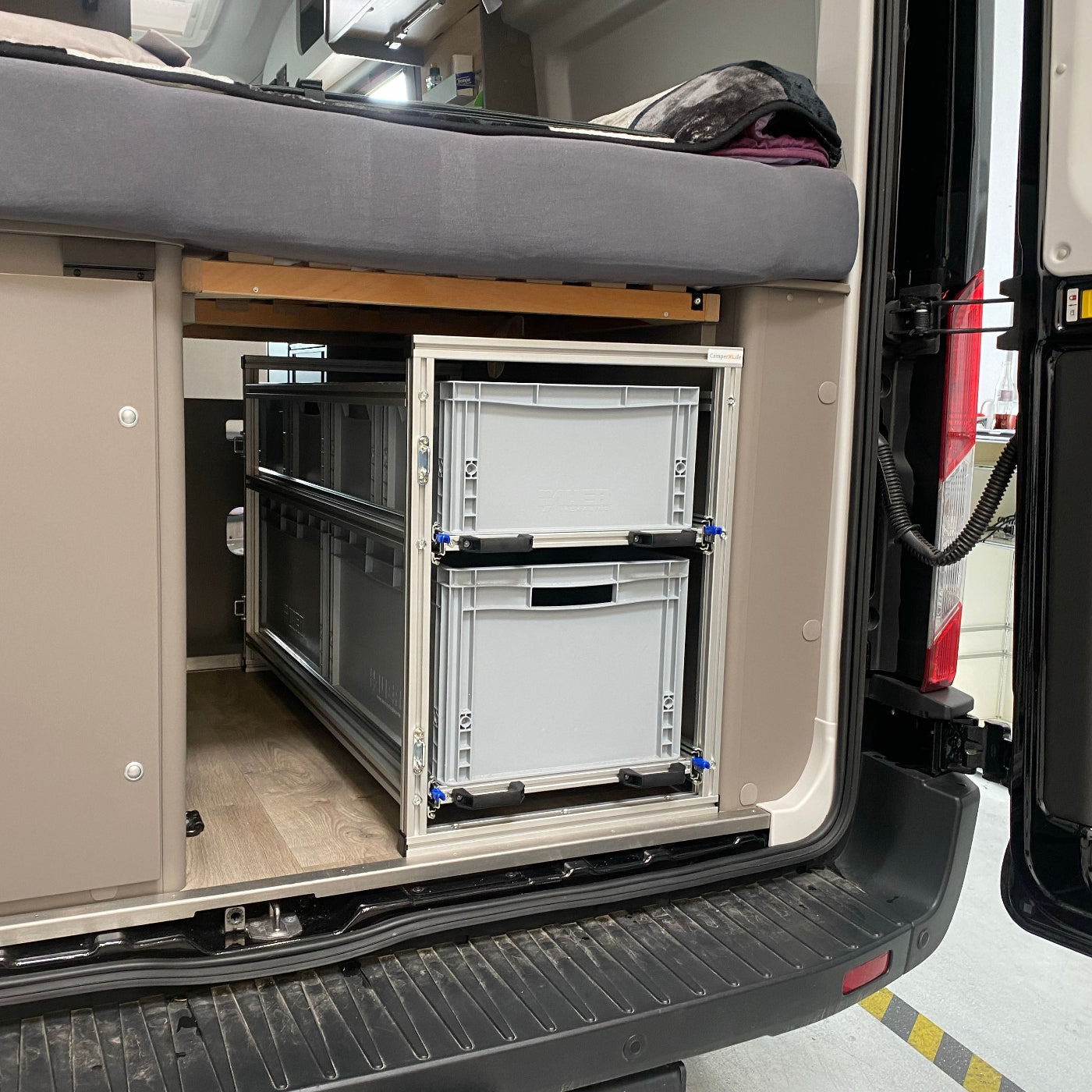 Campingausrüstung auf Heckauszug Innovan 590 organisiert