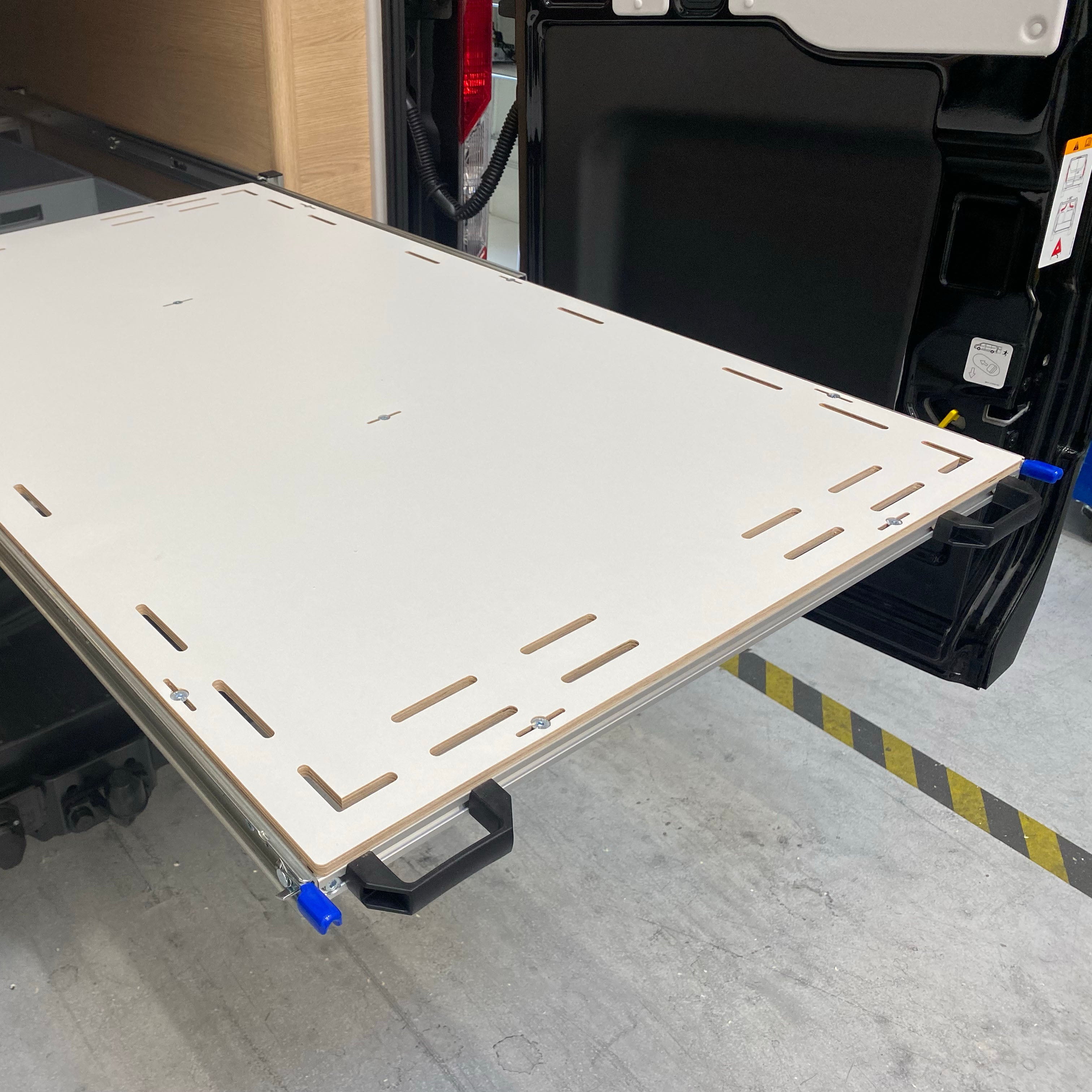 Oberer Multiboard-Auszug als Arbeitsfläche im Sunlight Cliff 590