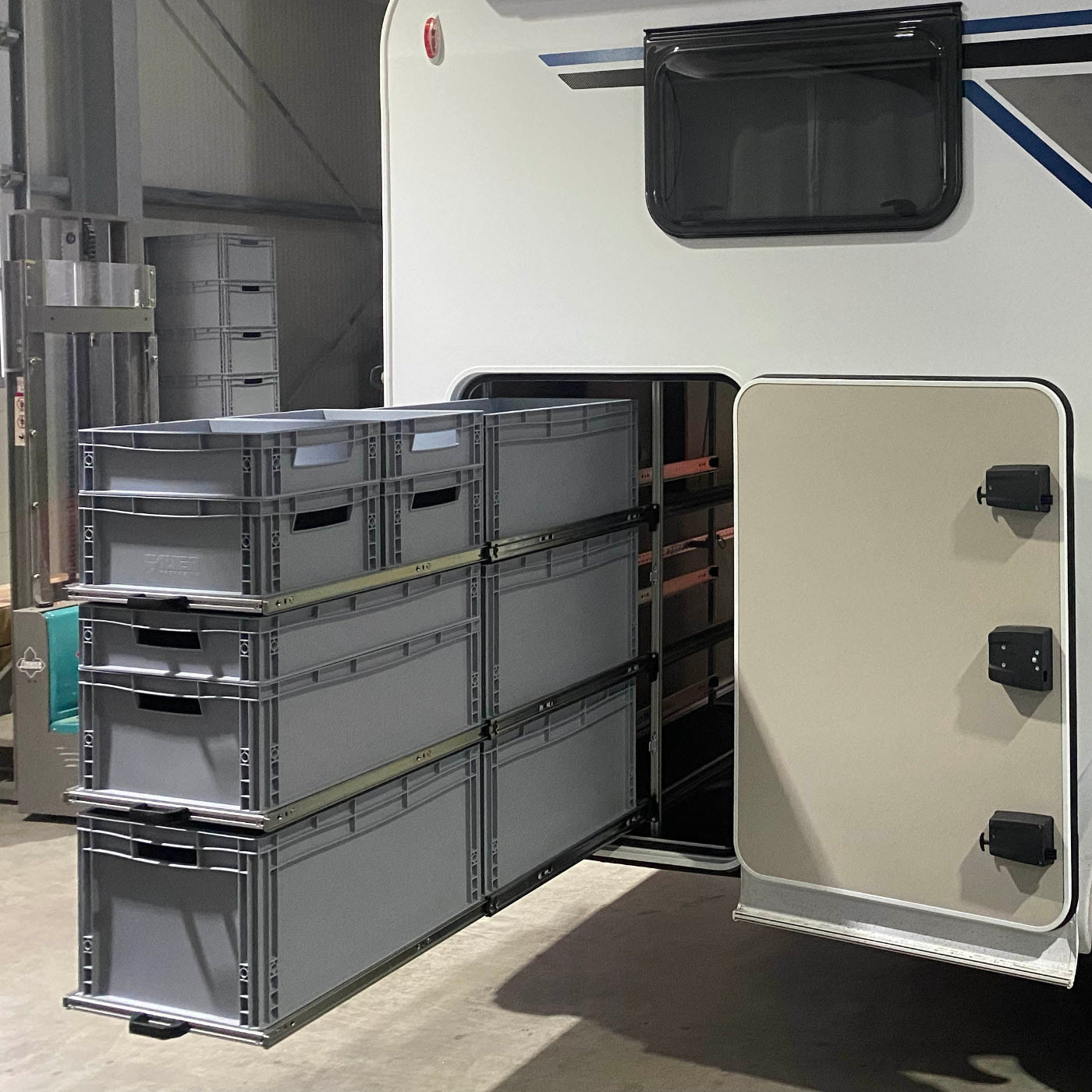 Heckgarage mit Wohnmobilregal, 3-stufig, geeignet für sechs Euroboxen, leicht zugänglich durch Schwerlastauszug. Eingebaut in einen Knaus VAN TI 650 MEG.