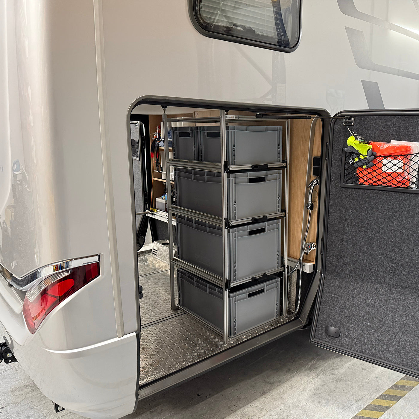 camper heckgarage regal hymer b 780, leichte aluminiumkonstruktion, auszug für euroboxen, stabile bodenrahmenlösung unten, rechte seite wohnraumnah montiert
